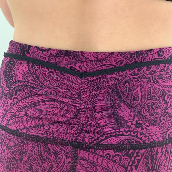 RARE LuluLemon Magenta Patterned Mesh Capris - Picture 4 of 5